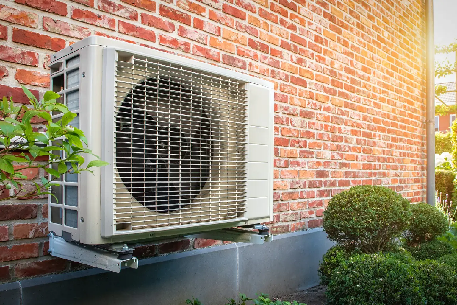 Installation de condenseur moderne avec ventilateur avant - KG Confort Laval Montréal